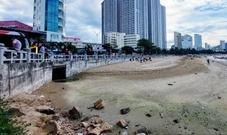 Bãi biển Hòn Chồng và một trong các họng cống thoát nước (bên trái) đổ ra vịnh Nha Trang - Ảnh: PHAN SÔNG NGÂN