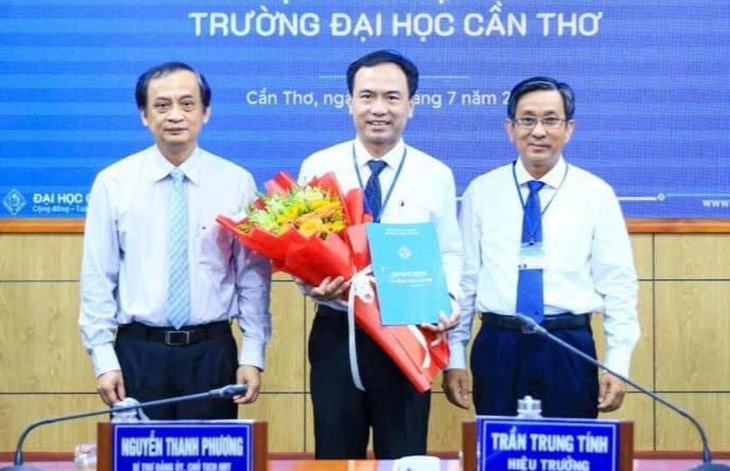 TS Lê Văn Lâm (giữa) tại lễ công bố nghị quyết bổ nhiệm phó hiệu trưởng Trường đại học Cần Thơ - Ảnh: Trường đại học Cần Thơ