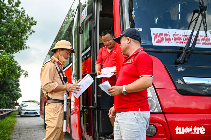 Cảnh sát kiểm soát xe khách trên cao tốc Pháp Vân - Cầu Giẽ - Ảnh: HỒNG QUANG