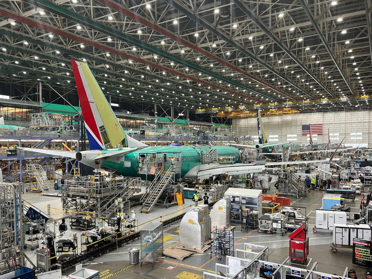 Máy bay Boeing 737 MAX đang được lắp ráp tại nhà máy của hãng - Ảnh: BUSINESS INSIDER