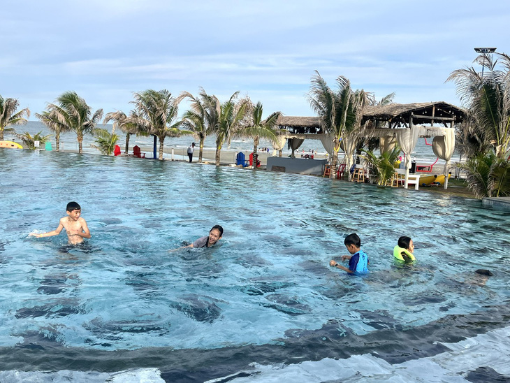 Trẻ em được cha mẹ cho đi chơi trong những ngày nghỉ hè - Ảnh: THÙY DƯƠNG