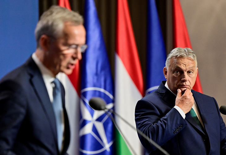 Thủ tướng Hungary Viktor Orban (bên phải) gặp Tổng thư ký NATO Jens Stoltenberg tại Budapest trong tháng 6-2024 - Ảnh: REUTERS