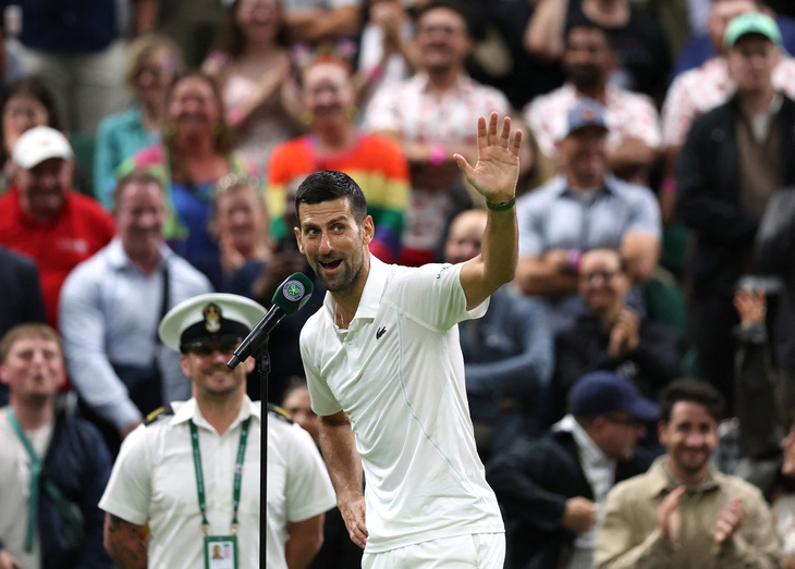 Djokovic nhiều lần ra cử chỉ chế giễu khán giả Wimbledon - Ảnh: REUTERS