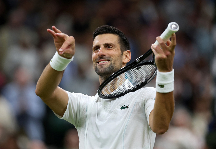 Djokovic ăn mừng sau trận thắng Rune - Ảnh: REUTERS