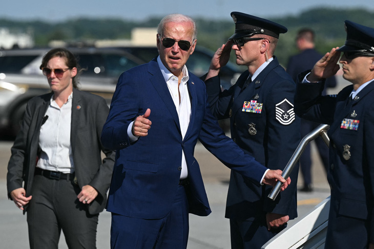 Tổng thống Mỹ Joe Biden trước khi bước lên chuyên cơ Air Force One tại sân bay ở bang Pennsylvania để trở về Washington hôm 7-7 - Ảnh: AFP