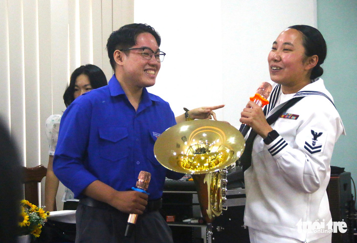 Sinh viên Trường đại học Khánh Hòa giao lưu cùng thành viên ban nhạc hải quân Hoa Kỳ - Ảnh: NGUYỄN HOÀNG