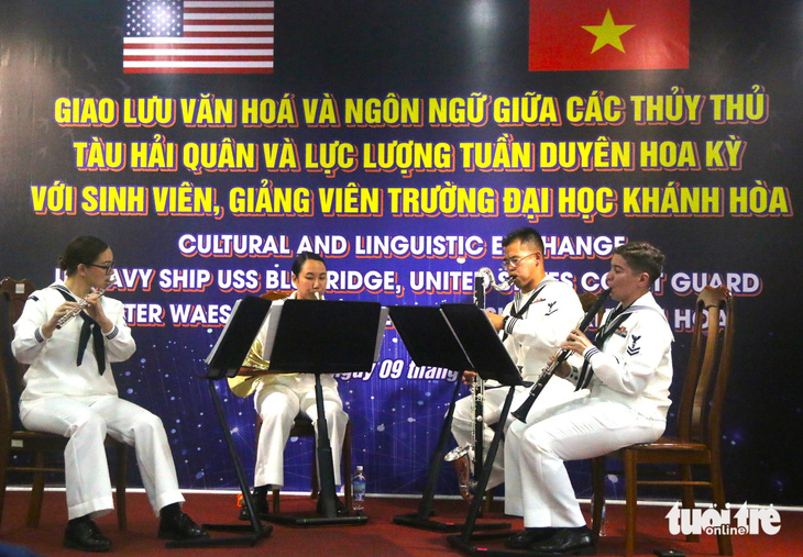 Ban nhạc hải quân Hoa Kỳ trình diễn tại buổi giao lưu sáng 9-7 - Ảnh: NGUYỄN HOÀNG