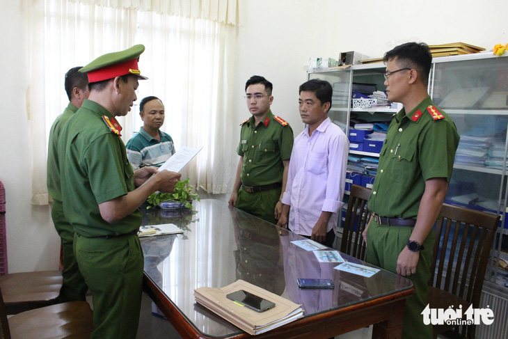 Cơ quan điều tra đang tống đạt các quyết định khởi tố bị can Lâm Tấn Phát - Ảnh: PHẠM HƠN