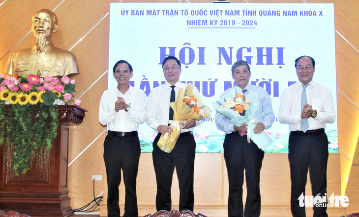 Ông Thanh (thứ hai từ trái qua) nhận hoa chúc mừng - Ảnh: LÊ TRUNG