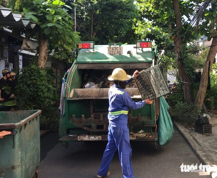 Đà Nẵng đầu tư nhiều xe cuốn ép rác nhỏ phù hợp đi lại trong các khu dân cư có đường nhỏ - Ảnh: TRƯỜNG TRUNG