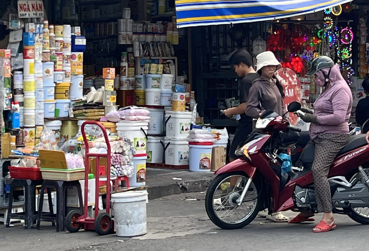 Một số hóa chất, phẩm màu được bày bán ở chợ Kim Biên (quận 5, TP.HCM) - Ảnh: PHƯƠNG QUYÊN