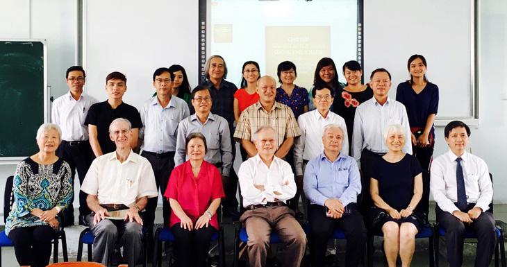 GS Cao Huy Thuần (áo trắng, ngồi giữa) trong một lần giao lưu với khoa văn học Trường đại học Khoa học xã hội và Nhân văn TP.HCM  - Ảnh: GS Huỳnh Như Phương cung cấp