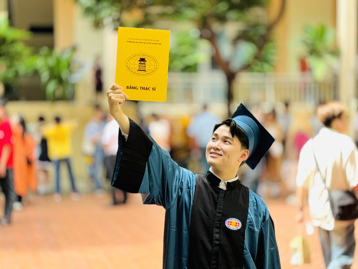 Peng Chun Sheng hoàn thành chương trình thạc sĩ báo chí đúng tiến độ, trở thành một trong sáu thạc sĩ báo chí đầu tiên của Trường đại học Khoa học xã hội và Nhân văn (Đại học Quốc gia TP.HCM) - Ảnh: M.G.