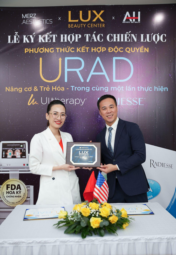 Bác sĩ Tô Lan Phương, CEO của Lux Beauty Center và bác sĩ Ting Song Lim - chuyên gia hàng đầu lĩnh vực trẻ hóa, căng da tại khu vực Châu Á và trainer chính thức của Merz Aesthetics