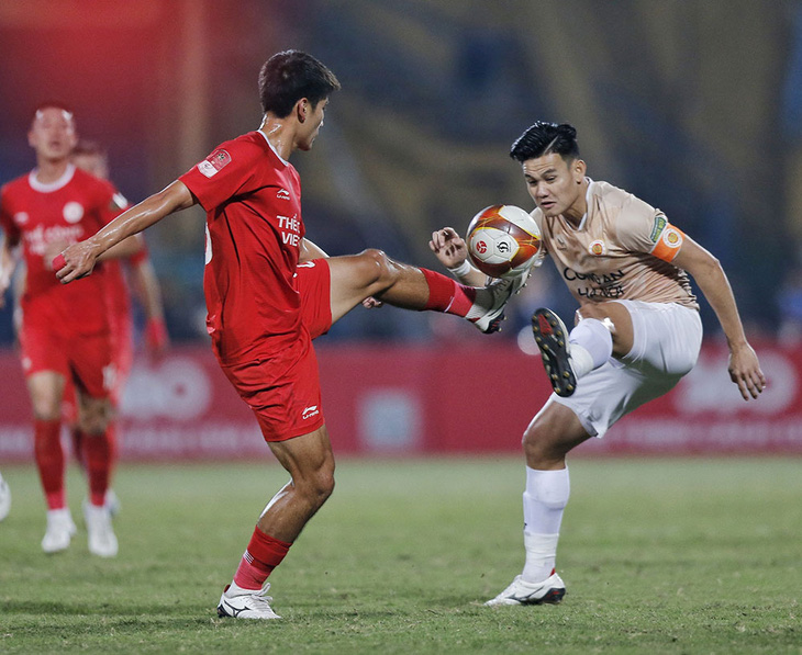 Hồ Tấn Tài (phải) trong màu áo CLB Công An Hà Nội ở V-League 2023-2024 - Ảnh: VPF