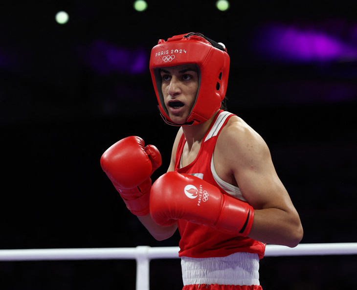 Imane Khelif (Algeria) chiến thắng tại vòng 16 môn boxing hạng cân 66kg nữ Olympic 2024 sau 46 giây - Ảnh: REUTERS