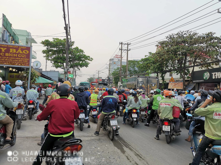 Nối đuôi nhau đi ngược chiều, đường hai chiều thành một chiều- Ảnh 1.