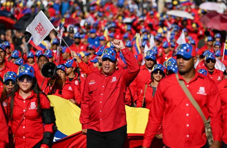 Những người ủng hộ Tổng thống Venezuela Nicolas Maduro xuống đường tại Caracas vào ngày 31-7 - Ảnh: AFP