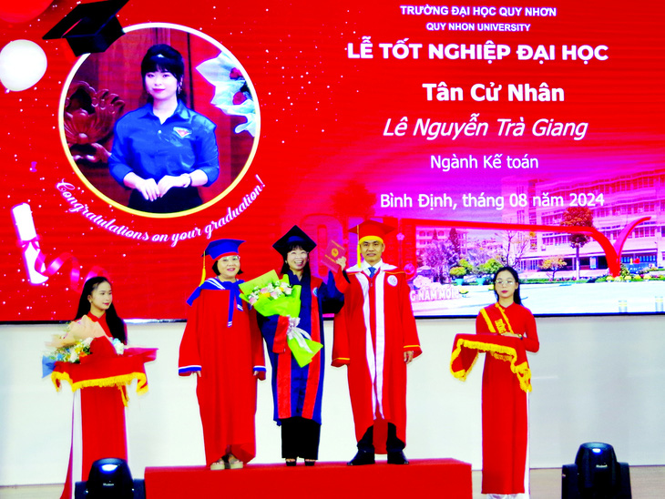 PGS.TS Đoàn Đức Tùng trao bằng cử nhân cho các tân cử nhân - Ảnh: MINH DUYÊN