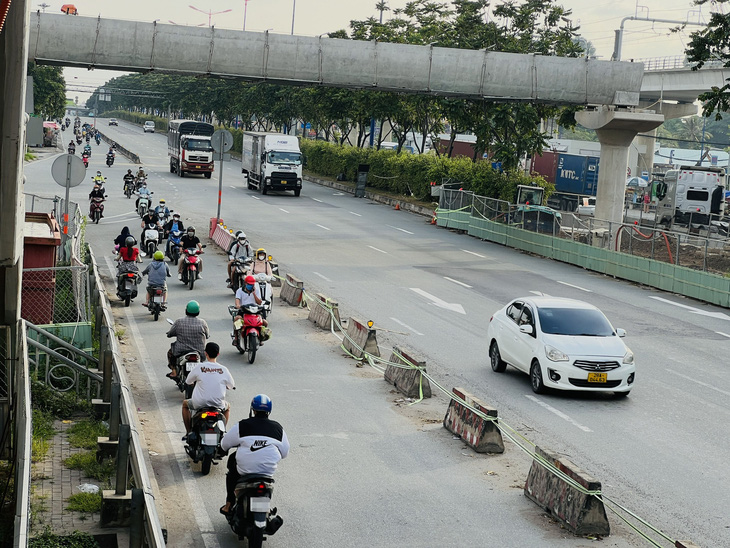 Nối đuôi nhau đi ngược chiều, đường hai chiều thành một chiều- Ảnh 4.