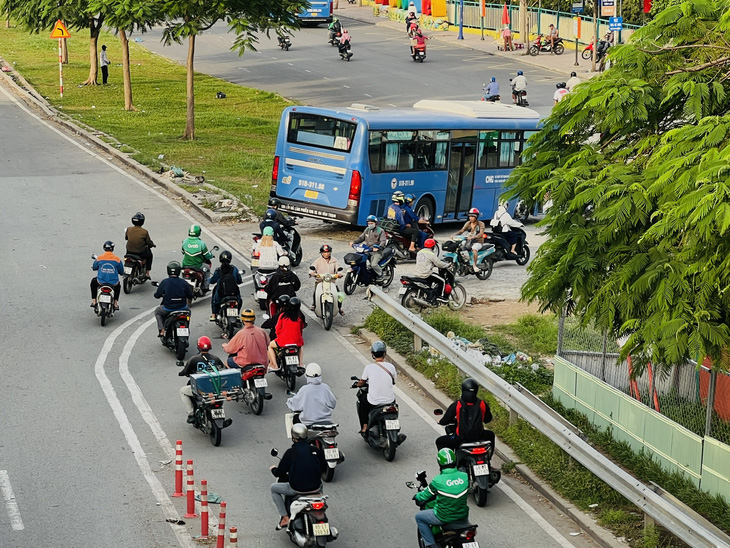 Nối đuôi nhau đi ngược chiều, đường hai chiều thành một chiều- Ảnh 7.