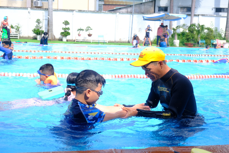 Huấn luyện viên đang hướng dẫn học viên các động tác cơ bản - Ảnh: NGỌC PHƯỢNG