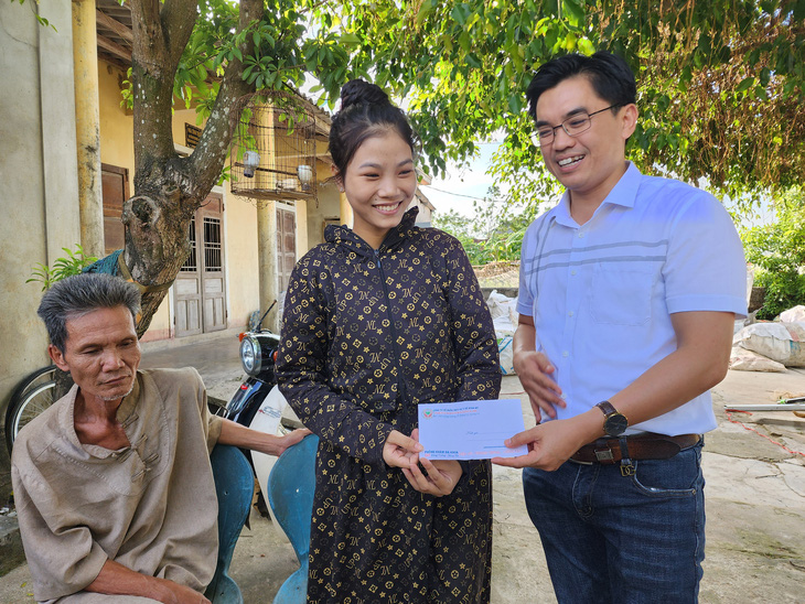 Anh Đỗ Quang Vinh, giám đốc phòng khám 245 (TP Đông Hà, Quảng Trị), cùng phóng viên Tuổi Trẻ đến nhà hỗ trợ Quỳnh Như - Ảnh: TRẦN MAI