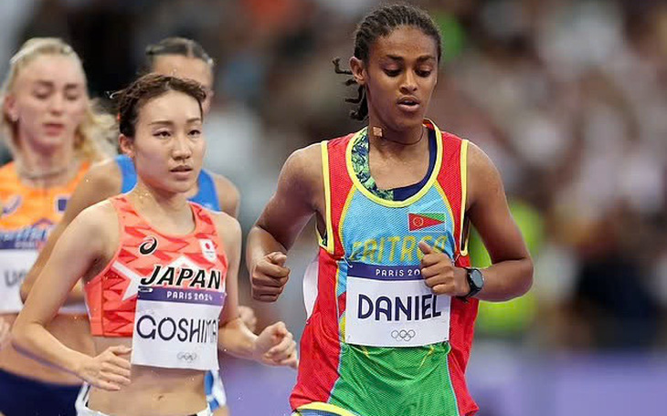 VĐV đang chạy đầu 10.000m nữ Olympic 2024 Daniel bất ngờ bỏ cuộc