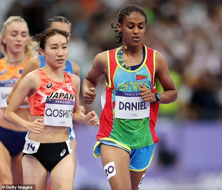 Rahel Daniel (phải) bất ngờ bỏ cuộc khi đang dẫn đầu 10.000m nữ tại Olympic 2024 - Ảnh: Getty Images