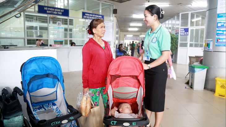 Xe đẩy yêu thương giảm bớt nhọc nhằn ở bệnh viện nhi tuyến cuối miền Trung