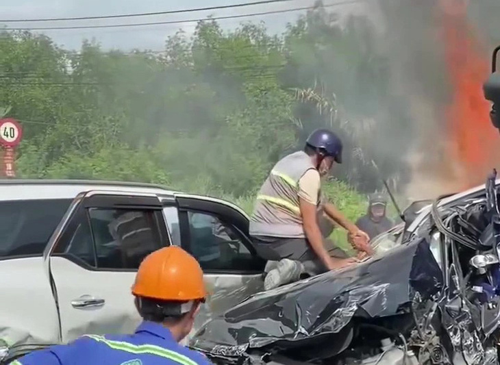 'Người hùng' kéo tay cứu tài xế trên cầu Phú Mỹ: 'Lúc đó lửa đã bén tới lưng'- Ảnh 1.