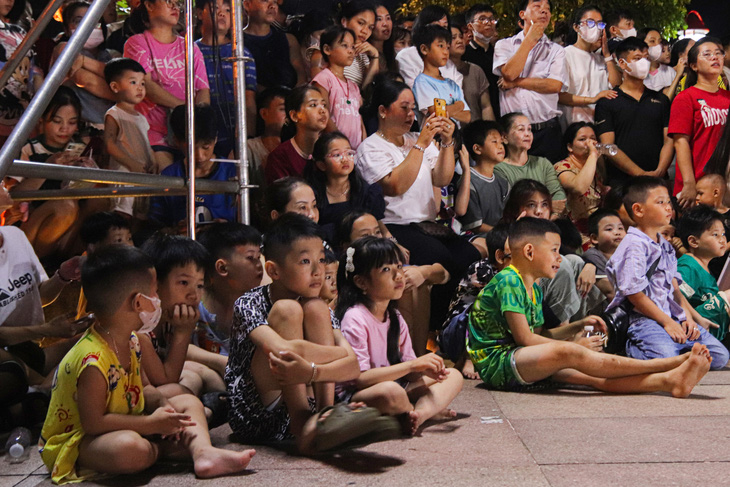 Nhiều em nhỏ say mê xem các đội lân biểu diễn - Ảnh: THANH NGUYÊN