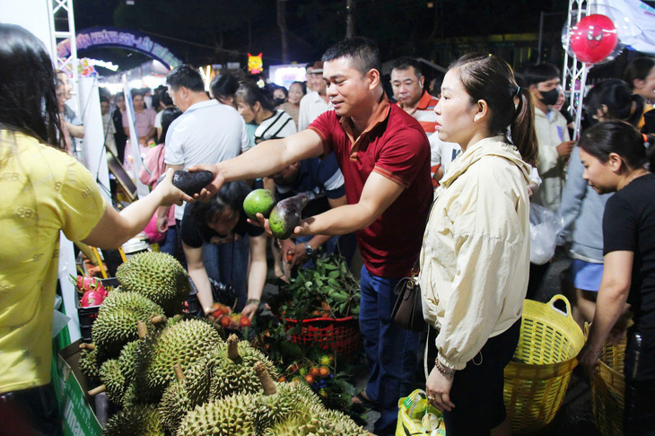 Du khách thích thú với trái cây siêu to tại Lễ hội trái cây Khánh Sơn 2024- Ảnh 1.