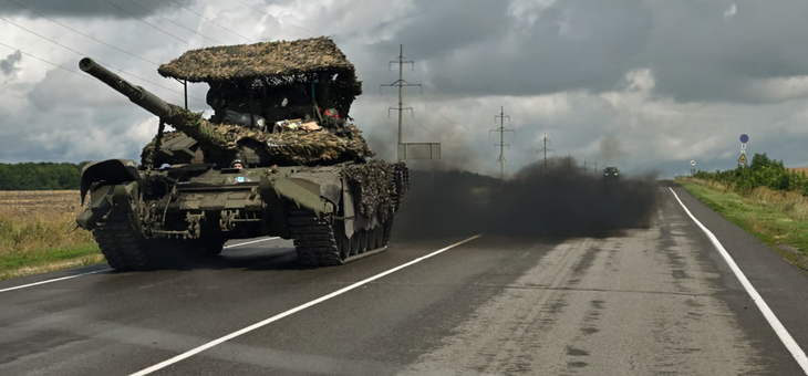 Xe tăng của Nga di chuyển tại thị trấn Sudzha thuộc vùng Kursk ngày 8-8 - Ảnh: AFP