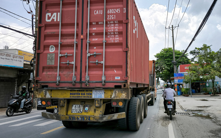 Đường Nguyễn Duy Trinh chỉ 7m, container còn đậu tràn lan, ép xe máy vào lề - Ảnh 10.