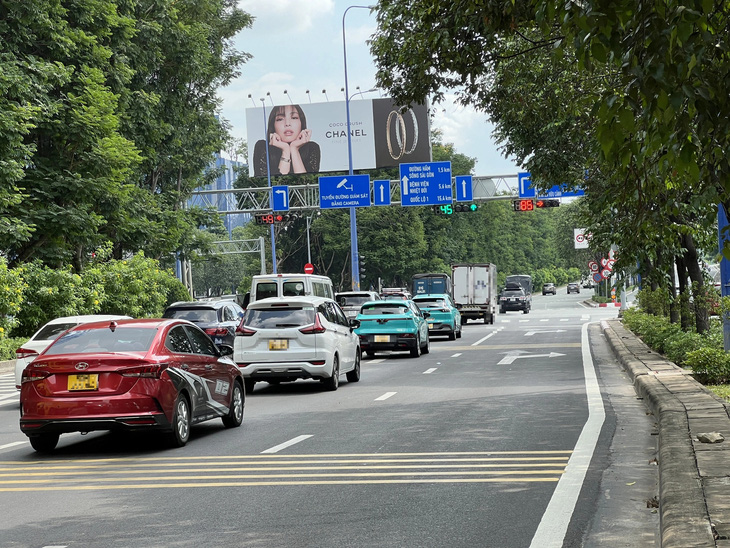 Làn rẽ phải từ Mai Chí Thọ vào Nguyễn Cơ Thạch không có vạch xương cá - Ảnh: XUÂN ĐOÀN