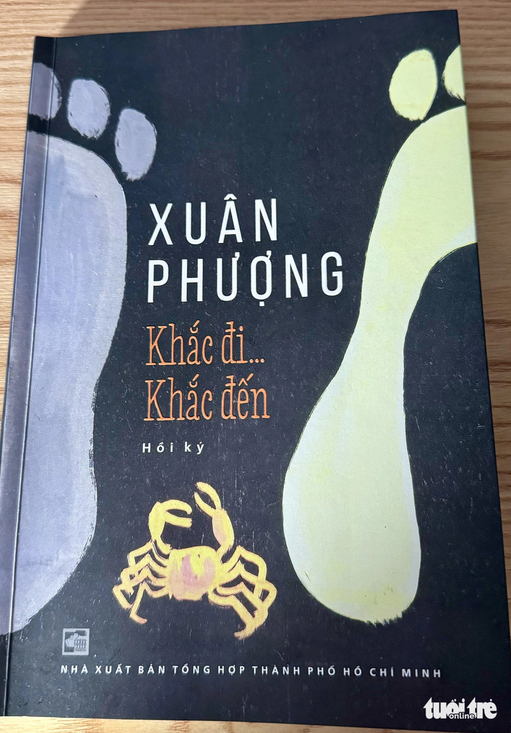 Hồi ký Khắc đi... Khắc đến của đạo diễn Xuân Phượng - Ảnh: HỒ LAM