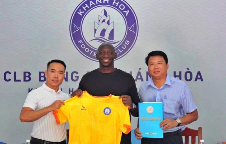 Mamadou Guirassy trong ngày ký hợp đồng với Khánh Hòa - Ảnh: FBNV