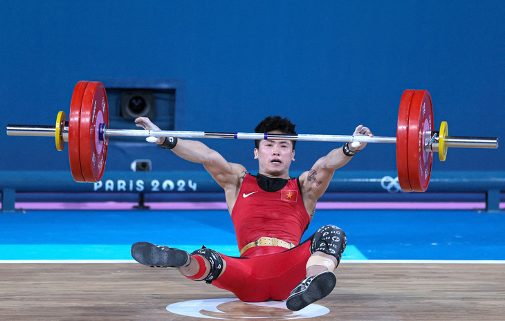 Trịnh Văn Vinh thi đấu không thành công ở Olympic Paris - Ảnh: REUTERS