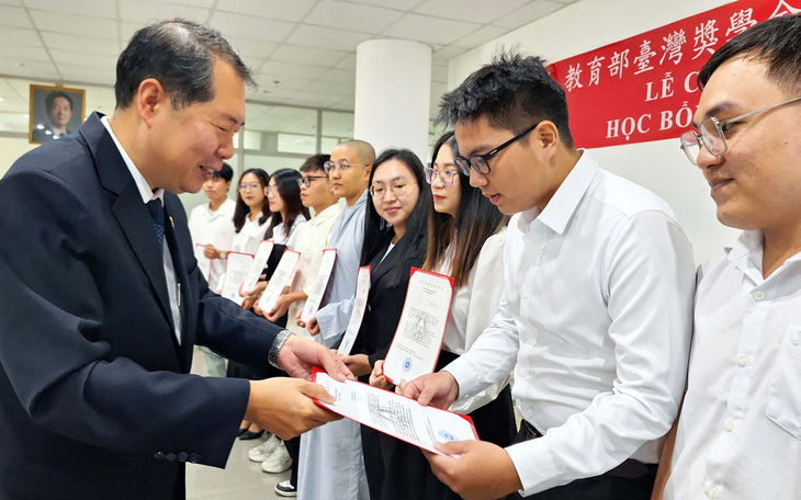 68 tân sinh viên Khmer, Lào, Campuchia nhận học bổng toàn phần - Ảnh 2.