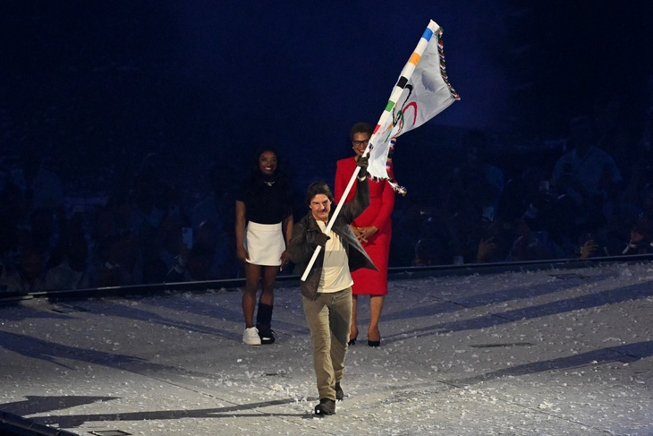 Nam tài tử Tom Cruise ngầu đét trong lễ bế mạc Olympic 2024- Ảnh 7.