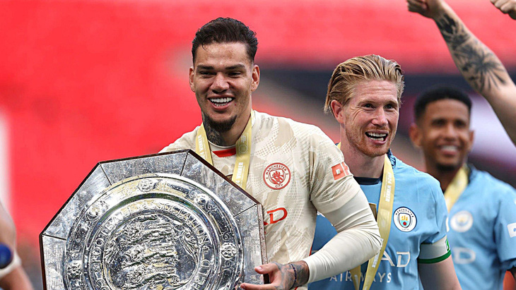 Màn trình diễn tốt của các trụ cột như Ederson, Kevin De Bruyne cho thấy uy tín của Pep Guardiola, giúp Man City giành Siêu cúp 2024 - Ảnh: Getty