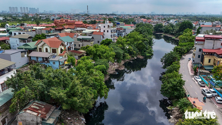 Nước sông Nhuệ đen đặc ở khu vực trước trạm bơm kết hợp thuộc Xí nghiệp thủy lợi Thanh Trì (huyện Thanh Trì, Hà Nội) - Ảnh: D.KHANG