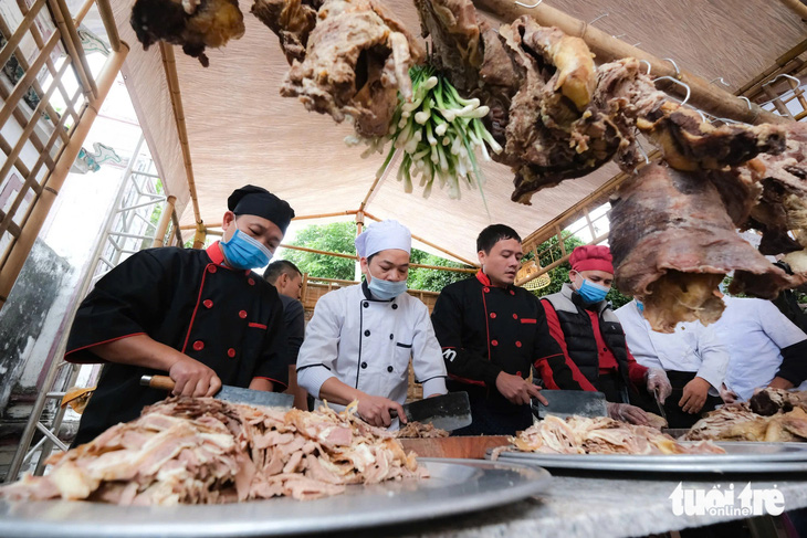 Các nghệ nhân nấu phở làng Vân Cù chiêu đãi các nhà ngoại giao tại sự kiện Ngày của phở do báo Tuổi Trẻ tổ chức năm 2022 - Ảnh: NAM TRẦN