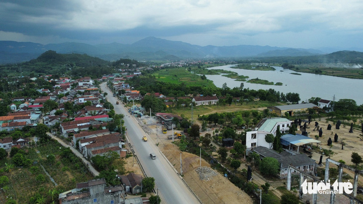 Quốc lộ 19 nối hai tỉnh Bình Định - Gia Lai đang được sửa chữa, giao thông rất khó khăn - Ảnh: LÂM THIÊN