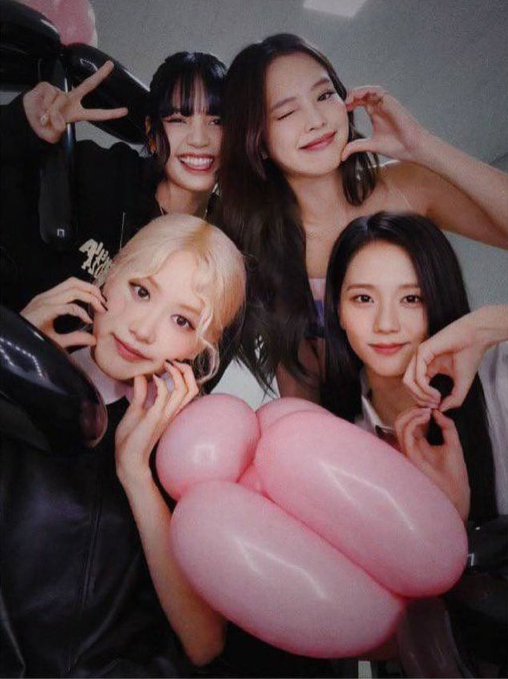 BlackPink 'xả' ảnh hậu trường lễ kỷ niệm, tiết lộ thời điểm trở lại Việt Nam- Ảnh 4.