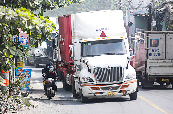 Mặt đường Nguyễn Duy Trinh chỉ rộng khoảng 7m. Khi đi cùng chiều, ô tô phía sau phải nối đuôi xe trước hoặc lấn làn đối diện nếu muốn vượt qua - Ảnh: CHÂU TUẤN