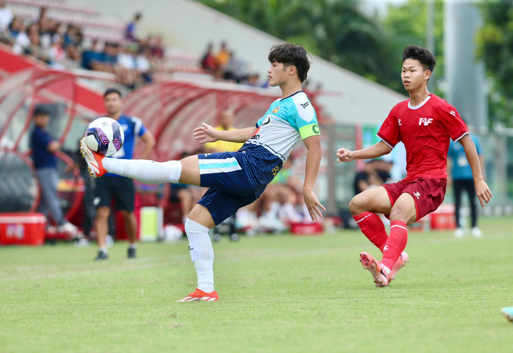 Quốc Việt (trái) của U21 LPBank Hoàng Anh Gia Lai trong trận chung kết - Ảnh: HAGL FC