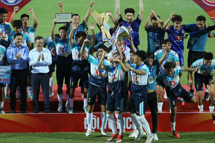 U21 LPBank Hoàng Anh Gia Lai ăn mừng với cúp vô địch - Ảnh: HAGL FC