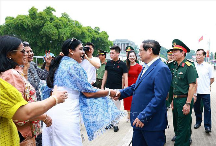 Thủ tướng Phạm Minh Chính gặp gỡ du khách quốc tế đến viếng Chủ tịch Hồ Chí Minh - Ảnh: TTXVN